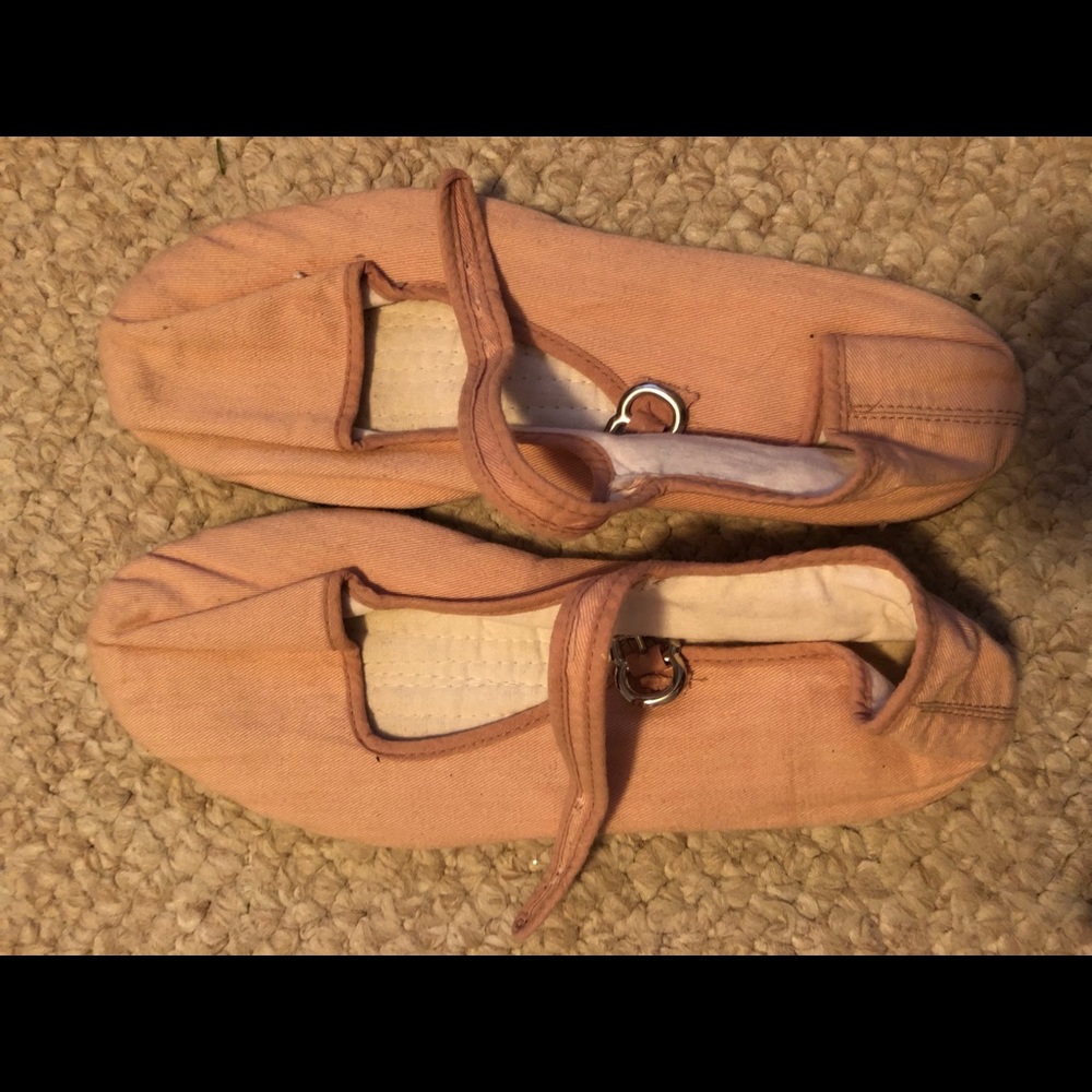 Adorable flats! Solid light peach
